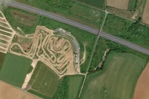 Vue aérienne (© Esri, Maxar, Earthstar Geographics)
