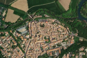 Vue aérienne (© Esri, Maxar, Earthstar Geographics)