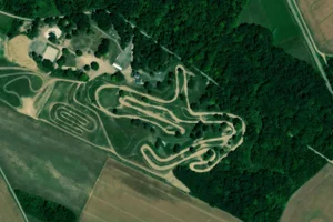 Vue aérienne (© Esri, Maxar, Earthstar Geographics)