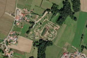 Vue aérienne (© Esri, Maxar, Earthstar Geographics)