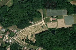 Vue aérienne (© Esri, Maxar, Earthstar Geographics)