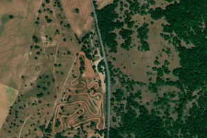 Vue aérienne (© Esri, Maxar, Earthstar Geographics)