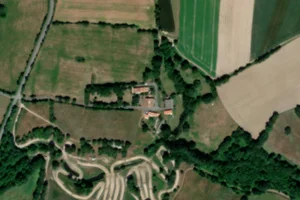 Vue aérienne (© Esri, Maxar, Earthstar Geographics)
